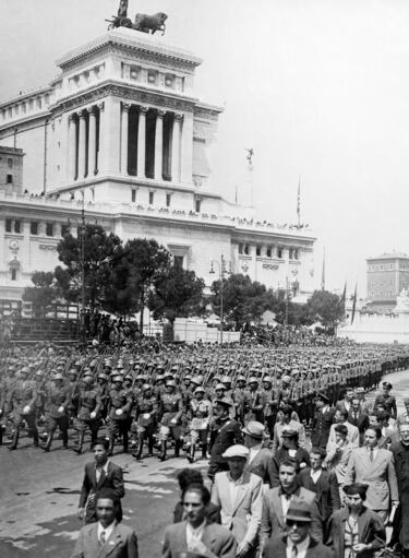 En el mes de junio hubo varías declaraciones de guerra con Italia de por medio. El 10 de junio declaró la guerra a Francia y Gran Bretaña. Al día siguiente, Australia, Nueva Zelanda y Sudáfrica declararon la guerra a Italia. El 11 de junio, Italia bombardeó Malta. 