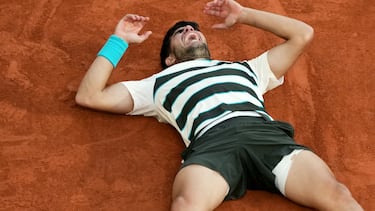 Carlos Alcaraz celebra su épica victoria sobre Jannik Sinner en Roland Garros.