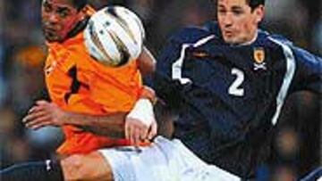 <b>A POR LA REMONTADA</B>. Kluivert lucha por un balón con el escocés McNamara en el partido de ida disputado en Hampden Park.