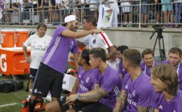 Benzema embraces PSG's former Real Madrid player Ángel di María.