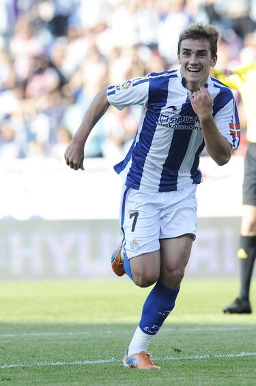 Antes de triunfar en el Atlético y jugar al lado de Messi en el Barça, el francés comenzó a hacer diabluras en la Real, el club que lo formó y en el que explotó como el crack que es hoy en día. Clave en el último ascenso a Primera, y un cañón de jugador en la Real que volvió a meterse en su última Champions. Hay otros ‘7’ grandes en la historia realista, pero ninguno dejó la imborrable huella de ‘Grizzi’.