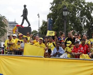 Muchos colombianos salieron a las calles de París para celebrar el triunfo de Egan Bernal en el Tour de Francia. La capital francesa se viste de amarillo, azul y rojo.