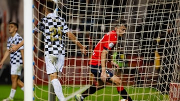 CEUTA, 05/12/2024.- El delantero croata del Osasuna Ante Budimir anota un gol este jueves, durante un partido de segunda ronda de Copa del Rey, entre el AD Ceuta y el Osasuna, en el Estadio Alfonso Murube de Ceuta. EFE/ Jorge Zapata