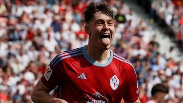 El delantero noruego del Celta de Vigo, Jorgen Strand Larsen, celebra su gol contra el Sevilla, durante el partido de la jornada 29 de LaLiga EA Sports el pasado domingo en el estadio Sánchez Pizjuán de Sevilla.