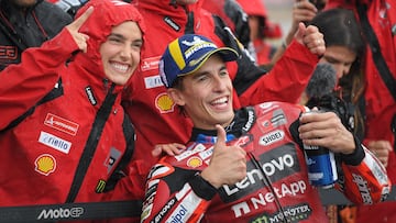 Márquez celebra junto a su pareja, Gemma Pinto, el triunfo en el esprint de Jerez.
