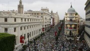 La Avenida de la Constituci&oacute;n de Sevilla, tomada por b&eacute;ticos el 15-J de 2009.