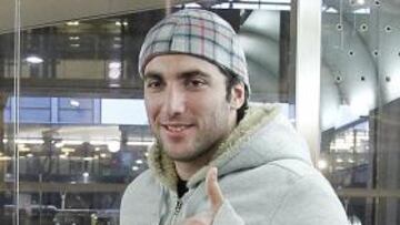 <b>FELIZ. </b> Higuaín regresó a Madrid tras su operación en Chicago.