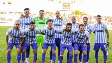 Cenk G&ouml;nen, el segundo de izquierda a derecha, en un partido con el M&aacute;laga en Algeciras..