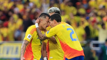 AMDEP6632. BARRANQUILLA (COLOMBIA), 10/09/2024.- Kevin Castaño (i), Luis Fernando Díaz (c) y Daniel Muñoz de Colombia celebra este martes, al final de un partido de las eliminatorias sudamericanas para el Mundial de 2026 entre Colombia y Argentina en el estadio Metropolitano en Barranquilla (Colombia). EFE/ Ricardo Maldonado Rozo