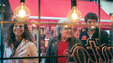 Sandra, izquierda, y Jaime, dueños de la marca de ropa Wolher junto a Julio Ruiz, el icónico locutor de radio, su padrino en Marilians Records, tienda de discos en Madrid.