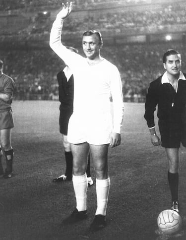 La buena actuación del jugador uruguayo en el Mundial de 1954 y en la Copa América de 1957 le llevaron a llamar la atención de varios clubes importantes, entre ellos el Real Madrid, Atlético de Madrid y Barcelona. Fue el club blanco quien se hizo con sus servicios para la temporada 1957-58 por 125.000 pesos uruguayos. Llegó para fortalecer la línea de defensa y firmó por tres años aunque estuvo nueve temporadas en total. 