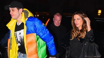 Pete Davidson y Kate Beckinsale tuvieron una relaci¨®n breve pero muy medi¨¢tica en 2019. Comenzaron a salir a principios de ese a?o y fueron vistos juntos en varios eventos p¨²blicos, donde mostraron su afecto sin reservas.
Sin embargo, la relaci¨®n dur¨® solo tres meses. Seg¨²n fuentes cercanas, la actriz brit¨¢nica no estaba acostumbrada a la intensa atenci¨®n medi¨¢tica que rodeaba a Davidson, lo que termin¨® afectando la relaci¨®n. Adem¨¢s, el estilo de vida del comediante, conocido por su actitud despreocupada y su presencia constante en los titulares, tambi¨¦n influy¨® en la separaci¨®n.