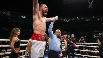 Sandor Martín festeja su victoria ante Mikey García.