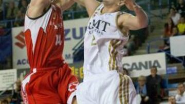 <b>ATLÉTICO. </b>Doellman 'clavó' este mate ante Mirotic. El partido empezó tarde por un tablero roto.