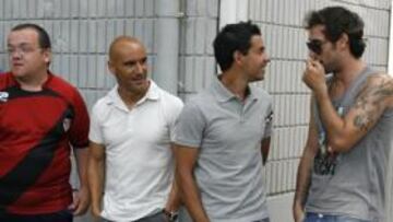 <b>CON LA AFICIÓN. </b>Movilla, Míchel, Dani y Aganzo, en la concentración de ayer en Vallecas.