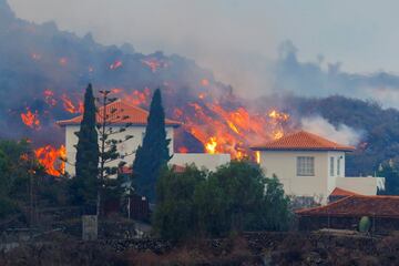 Las viviendas son devoradas por la lava.  