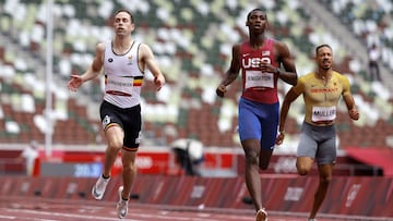 El estadounidense Erriyon Knighton, el belga Vanderbemden y el alem&aacute;n Muller durante la prueba de los 200 metros lisos de Tokio 2020