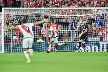 0-1. Óscar Trejo marca el primer gol.