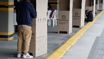 AME3110. BOGOTÁ (COLOMBIA), 29/05/2022.- Un hombre marca su voto hoy, durante la jornada de elecciones para elegir presidente de Colombia para el periodo 2022-2026 en Bogotá (Colombia). Los colegios electorales de Colombia abrieron este domingo para que durante ocho horas más de 39 millones de ciudadanos habilitados puedan elegir al próximo presidente de la república para el periodo 2022-2026. EFE/Carlos Ortega
