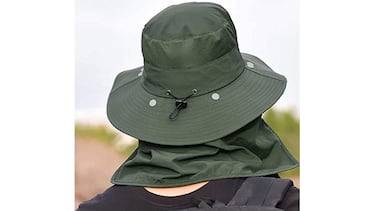 Este sombrero de pescador te protege del sol al hacer senderismo