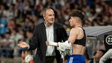 Víctor Fernández da las últimas instrucciones a Liso antes de su debut frente al Espanyol.