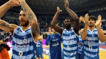 Guille Rubio, Qyntel Woods y Daniel Díez saludan al público tras la victoria.