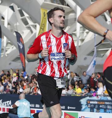 Participantes de la maratón de Valencia Trinidad Alfonso EDP llegando a la meta cerca del Oceanogràfic de Valencia.