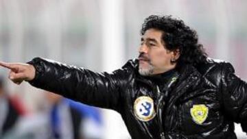 Maradona amenaza con marcharse si no hay fichajes
