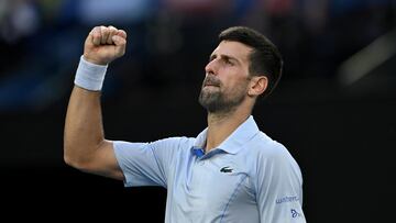 Novak Djokovic celebra su victoria contra Taylor Fritz en el Open de Australia.