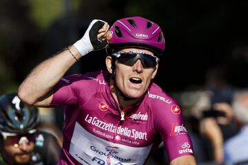 El francés Arnaud Demare (Groupama - FDJ) cruza la línea de la victoria en la séptima etapa de la carrera ciclista Giro de Italia 2020.