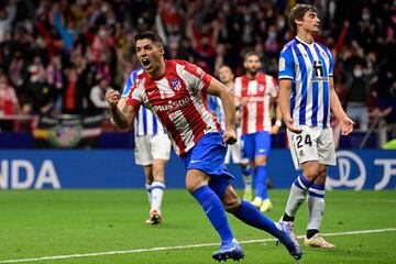 Luis Suárez acercó a los atléticos al anotar el 1-2.