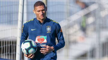 Richarlison no seguirá con la Selección de Brasil por un problema de paperas