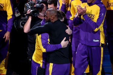 Luka Doncic, visiblemente emocionado, abraza a LeBron James tras el homenaje de los Mavericks al esloveno.