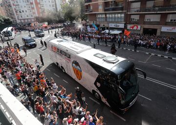 El autobús del Valencia llegando a Mestalla para enfrentarse al Real Madrid.