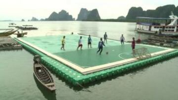 Últimamente, una forma innovadora de practicar el deporte es en canchas sobre el agua. Se fabrican en su mayoría con sistemas de flotación especiales para mantener su estabilidad ante las olas. Nadal y Djokovic disputaron un encuentro de exhibición frente a los glaciares de La Patagonia en una cancha como esta. Tailandia y Brasil tienen también sus campos sobre agua que son una atracción turística.