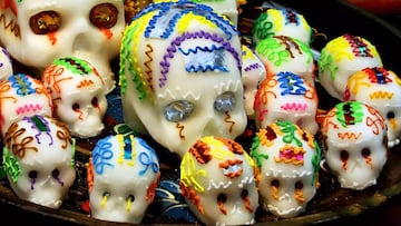 Los colores, olores y sabores comienzan a anunciar la llegada del D&iacute;a de los Muertos. &iquest;C&oacute;mo se llaman las calaveras que se colocan en los altares?