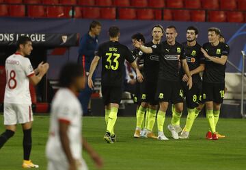 El Sevilla estaba dominando, pero Suleymanov lanzó una espectacular falta por encima de la barrera y el balón entra por la escuadra derecha.