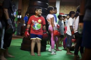 Un niño se ríe durante una lección de Muay Thai en el Alto Perú barrio de chabolas de Lima. Desde 2008, la ONG Alto Perú busca ofrecer a los niños de un barrio pobre de pescadores conocido como Alto Perú, la oportunidad de aprender y practicar deportes alternativos como el surf y el Muay Thai de forma gratuita.