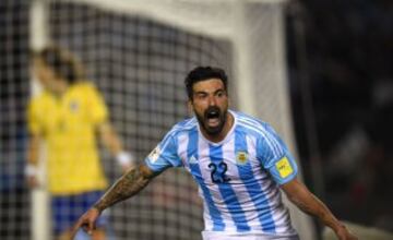 Argentina's Ezequiel Lavezzi celebrates after scoring against Brazil during their Russia 2018 FIFA World Cup South American Qualifiers football match, in Buenos Aires, on November 13, 2015.