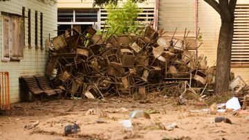 Sillas apiladas en una de las calles de Massanassa, España.