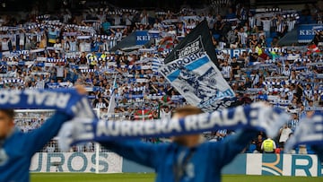 SAN SEBASTIÁN, 09/10/2022.- La afición de la Real Sociedad antes del partido de la jornada 8 de Liga en Primera División que Real Sociedad y Villarreal CF juegan hoy domingo en el Reale Arena, en San Sebastián. EFE/Javier Etxezarreta
