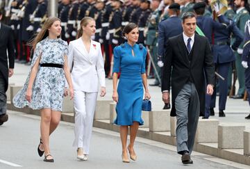 La Infanta Sofía, la Princesa Leonor, la Reina Letizia y el Presidente del Gobierno en funciones, Pedro Sánchez, durante el acto de jura de la Constitución ante las Cortes Generales.