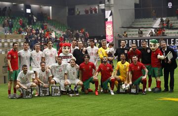 Los jugadores de las selecciones de España y Portugal posando juntos.