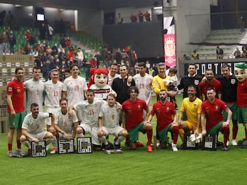 Los jugadores de las selecciones de España y Portugal posando juntos.