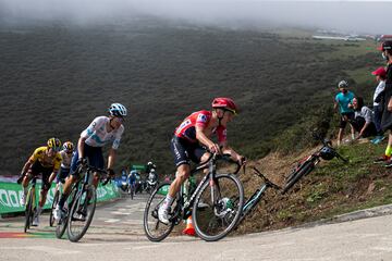 Evenepoel, Mas, Roglic y Carlos Rodríguez en una de las subidas.
