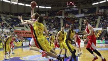 Marius Grigonis entra a canasta ante Nicolás Richotti.