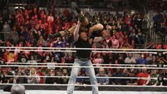 Brock Lesnar ataca a Austin Theory en Raw.