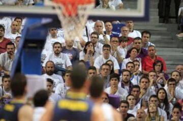  Aficionados del Real Madrid muestran su decepción al término del primer partido de la final de la Liga ACB ante el FC Barcelona, disputado esta noche en el Palacio de Deportes, en Madrid.