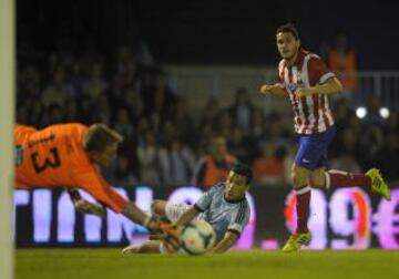 Cabral mira como Yoel desvía el lanzamiento cruzado de Koke.