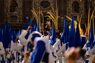 Un grupo de penitentes participan de los actos durante el Domingo de Ramos en Zaragoza, Aragón, España.